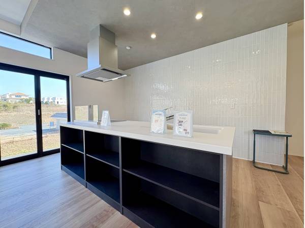 キッチン全面には収納スペース付き！