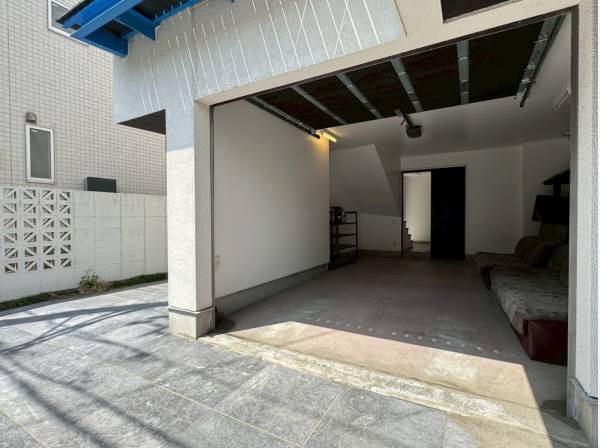 大型のガレージは車だけでなく趣味のスペースにも