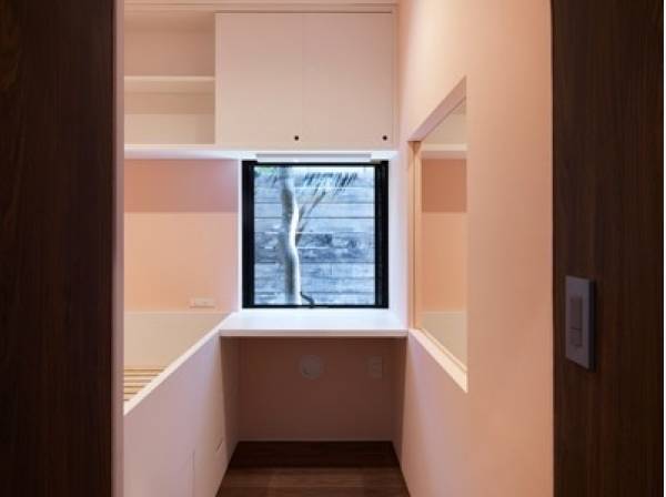 中は可愛らしいお部屋に！収納スペースも備えております！