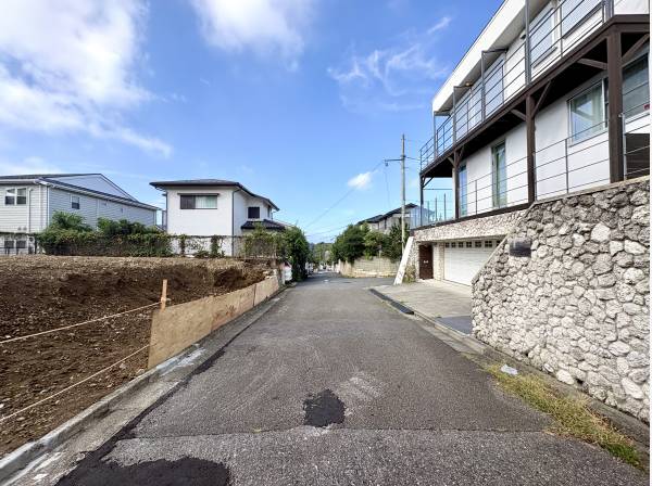 前面道路は車通りが少なく閑静な住宅街