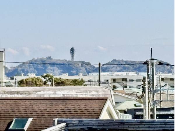 ルーフバルコニーからは江の島の灯台が見えますよ。