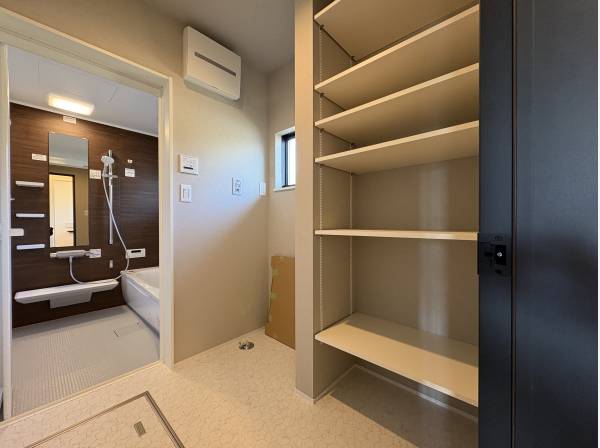 洗濯物を置けるスペースもタップリです。