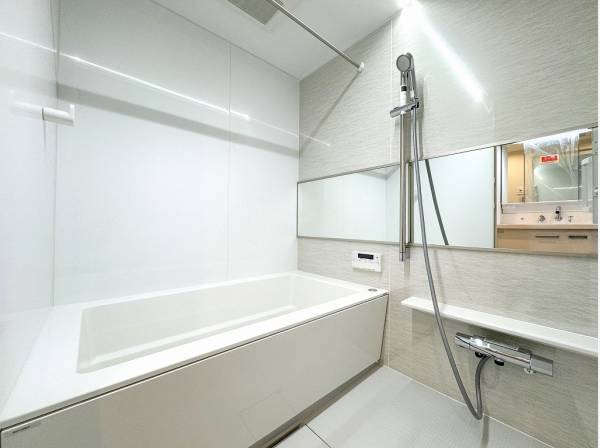 ワイドミラーがバスルームを広がりをもたらします