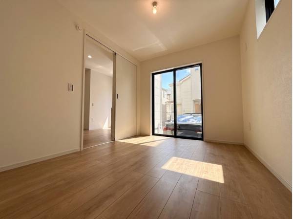 ガレージに面した1階洋室 趣味のお部屋としても大活躍しそうな空間です