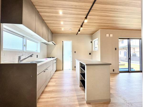 キッチンスペースもゆとりがございます。