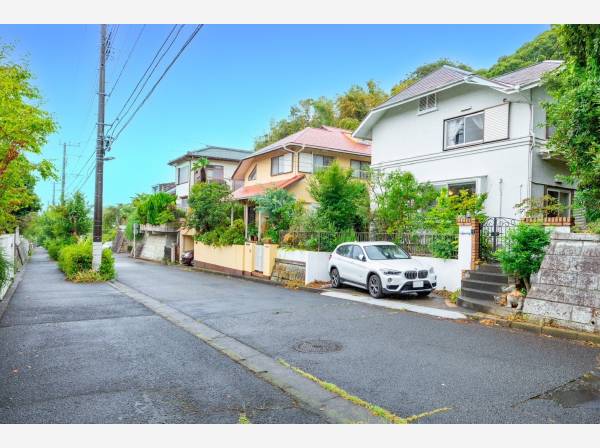 前面道路もゆったり開放感のある立地です。