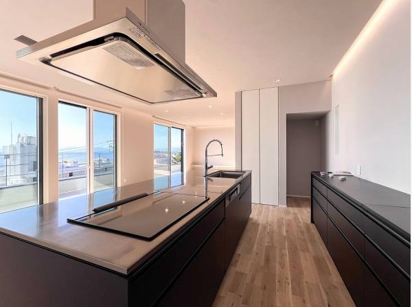 広い空間を活かしたアイランドキッチン 収納も作業スペースもたっぷり