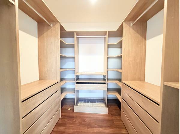 居室にある収納。たっぷりお洋服がしまえます