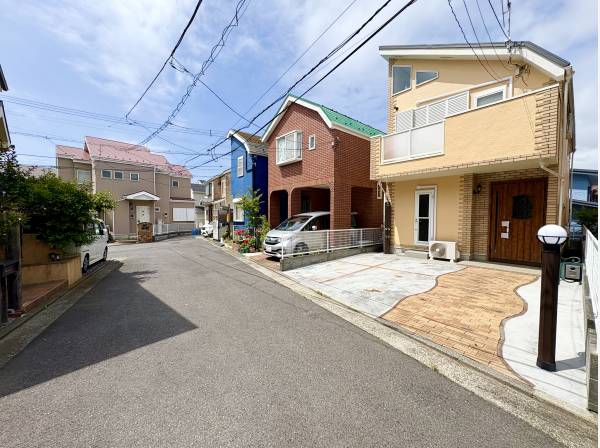 前面道路もゆとりがあり駐車も楽々です！