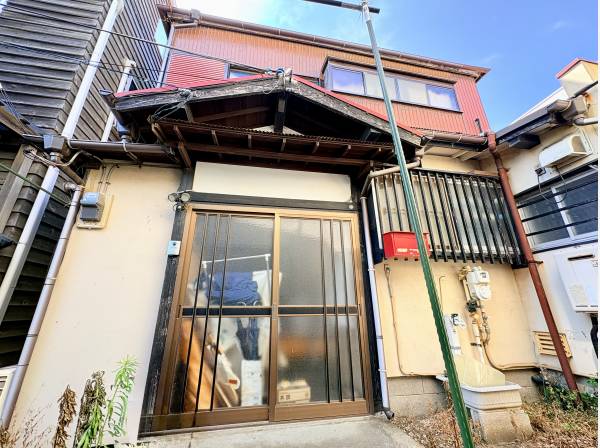 味わい深いガラスの引き戸　古き良き日本の佇まいを感じます