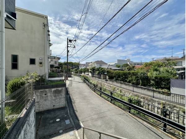 道路向かいは下山川が流れ長閑な雰囲気が漂います