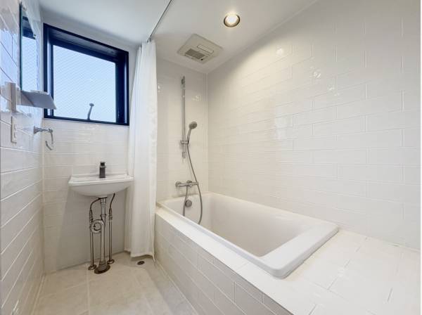 洗練されたデザインのバスルーム