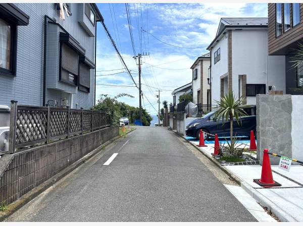 前面道路からも海が見えます