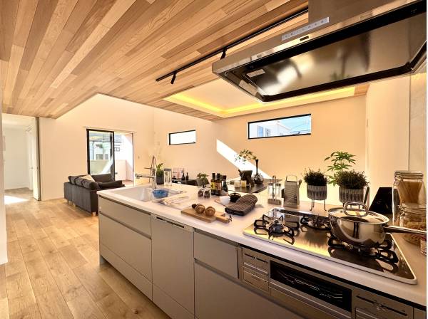 家族の会話が弾むペニンシュラ型キッチン。