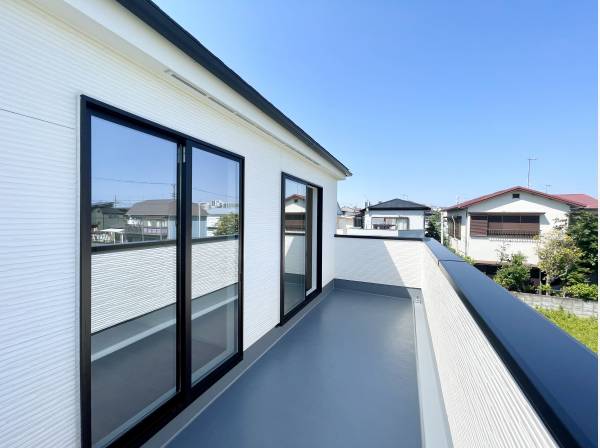 周辺に高い建物がないため心地よい風が入り込みます