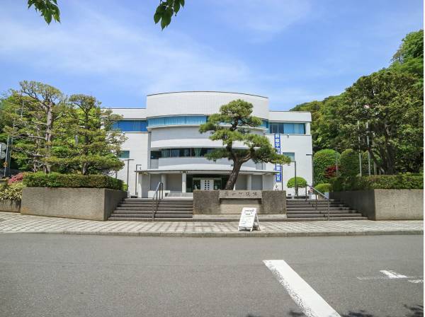 葉山町役場　約770ｍ　（徒歩10分）