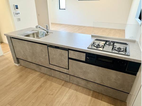 お手入れしやすくスタイリッシュな、広々とした対面式キッチン