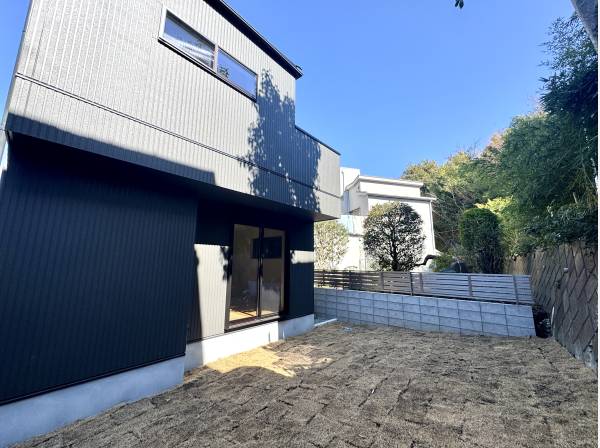 リビングの先には広いお庭