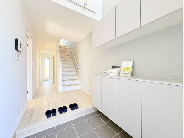 吹き抜けの玄関ホールは開放感〇