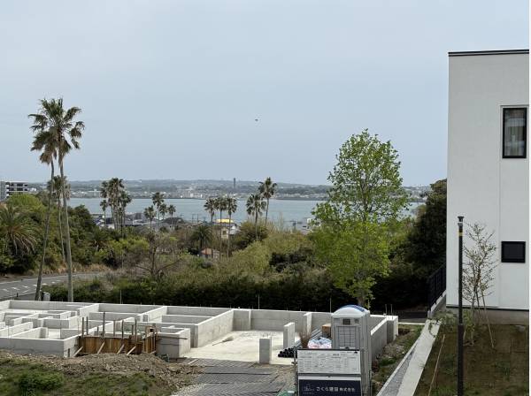 隣地の窓位置とパースを比べてください、海が見えることが想像できます