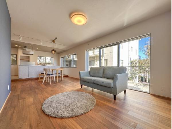 約23帖の広々としたLDKの窓からは緑が望めます