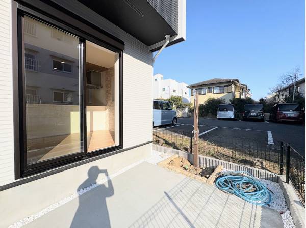 カースペース2台分、湘南ライフには嬉しい外シャワー付き