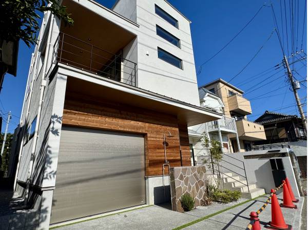 街並みに映える、木目と白壁の美意識