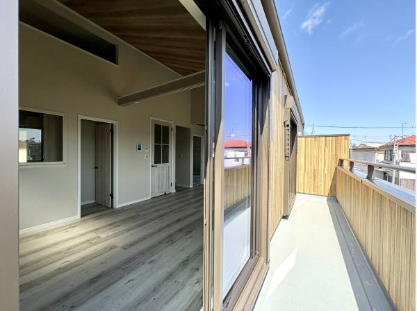 リビングから繋がるバルコニー