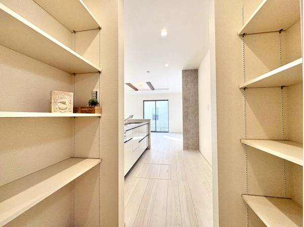 キッチン横にはパントリー付き