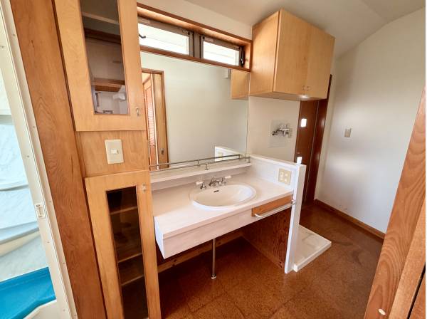 木材をふんだんに使用した洗面台木の香りが漂い穏やかな気持ちで準備できます