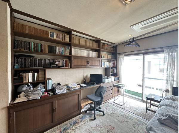 作り付けの立派な収納のあるお部屋