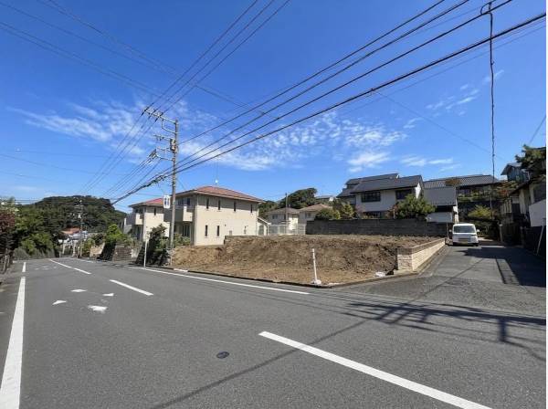 前面道路は広々しています