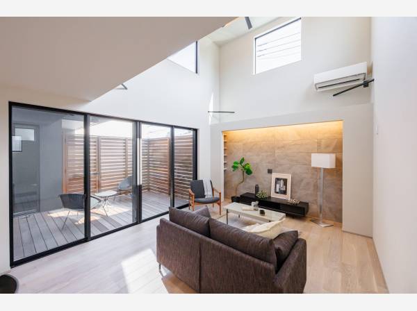 東南に採光窓を配置