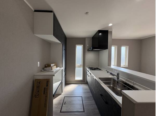 カップボードのあるオープンキッチンです