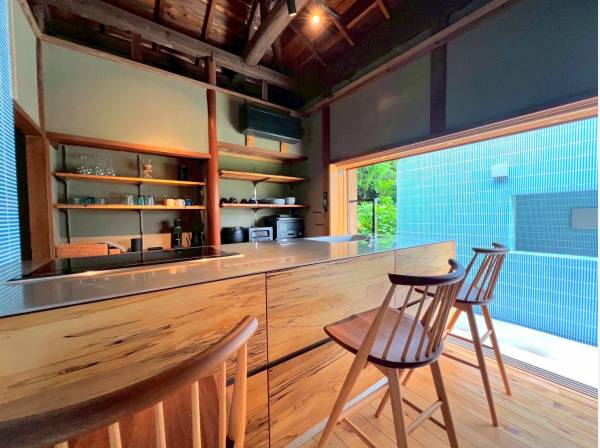 レトロなカフェのようなダイニングでテンションも上がります！