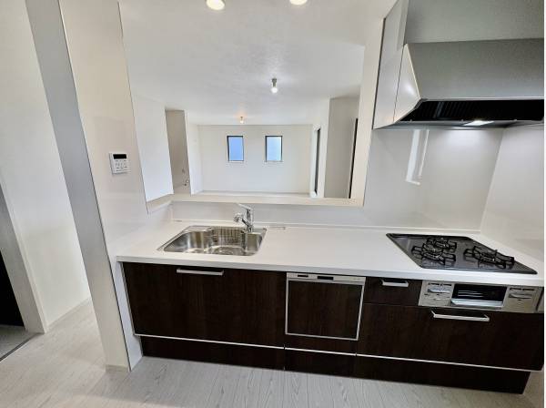 カウンターキッチンのため、料理をしながらリビングダイニングを見渡せます