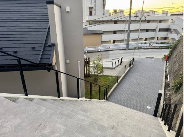 カースペースは縦列2台分のご用意