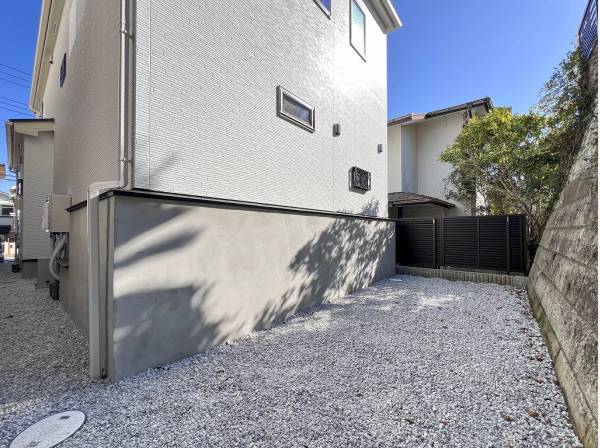 砂利敷きのお庭スペースは多用途に使えそうですね