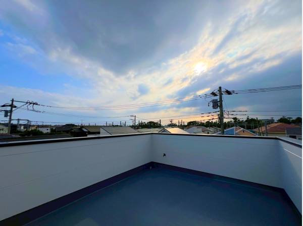 街並みと青空を望むバルコニーでお家カフェやゆったりとした時間を