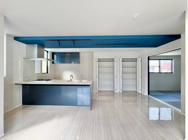 キッチンは対面式なのでリビング側を見渡すことが出来ます