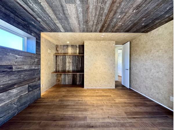 古材を贅沢に用いたマスターベッドルーム