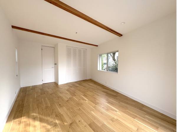 南向きのメインベッドルームは１０帖もの広さ