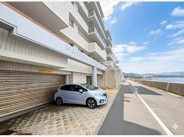道路向かいには葉山芝崎海岸を望むマンション