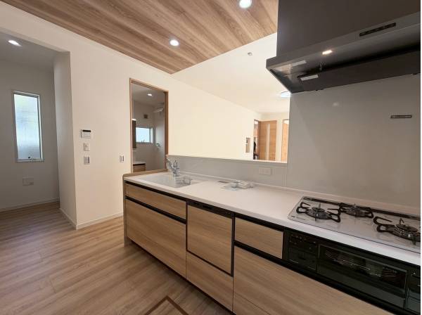 広々とした対面式のキッチン、1.8帖の大容量パントリーも！