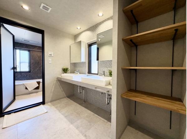 収納スペース付のパウダールーム