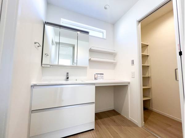 広々した洗面スペースと収納
