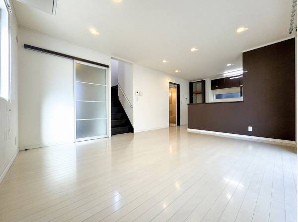 真っ白な空間にブラウンのアクセントカラーが際立つLDK