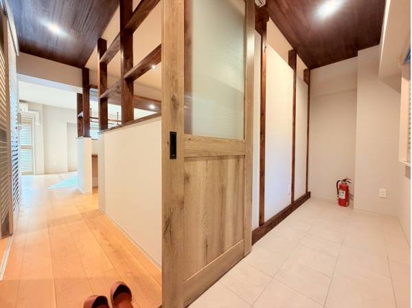 タイル仕上げのエントランス、フリースペースを備え大変広々！