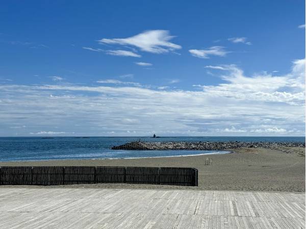 大らかな茅ヶ崎の海まで歩いて９分(約700ｍ)