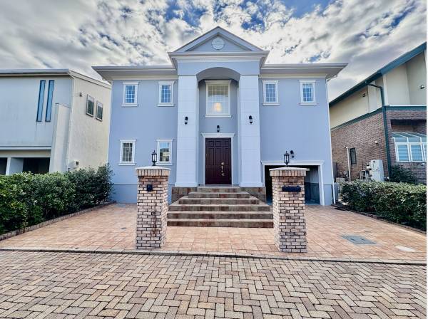 青空に映える白亜の外観が美しいです。前面道路はインターロッキング整備されています